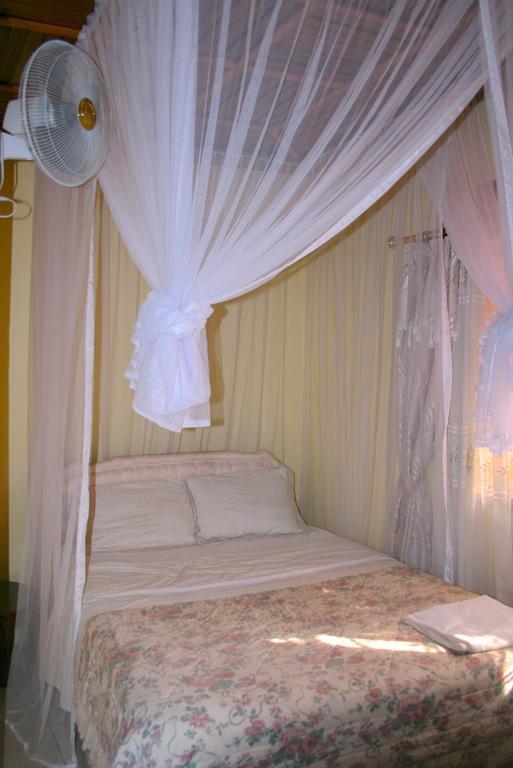 Hotel Acacia Kampala Quarto foto